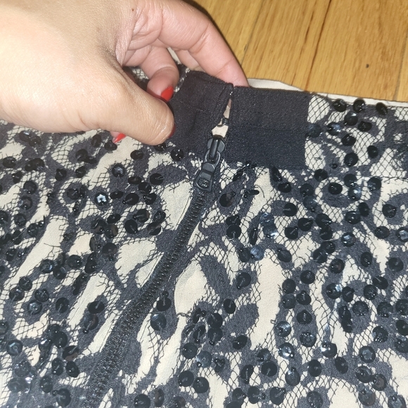 3. ALICE + OLIVIA EMBELLISHED GUIPURE SHORTS IN BLACK SIZE 2 - Picture 6 of 6